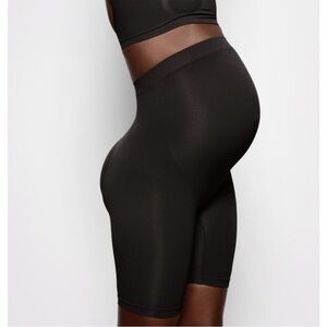 SKIMS black maternity sculpting short, black onyx, mid thigh S/M